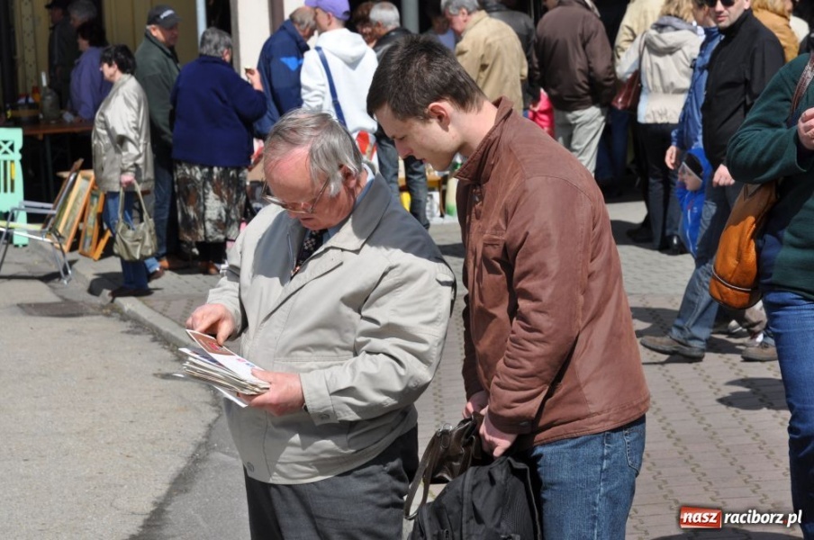Zdjęcie w galerii na portalu naszraciborz.pl: Tłumy na jarmarku w Chałupkach wiadomości z regionu