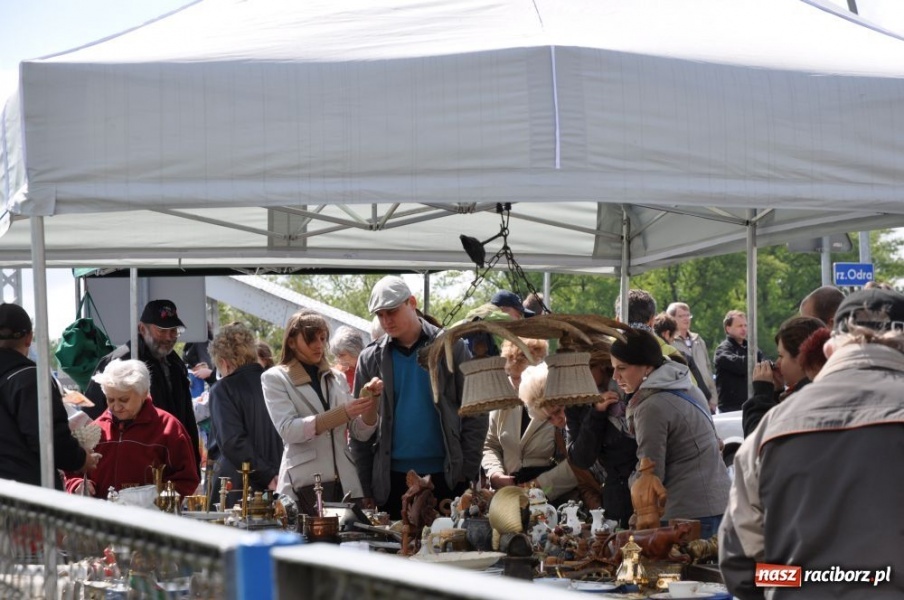 Zdjęcie w galerii na portalu naszraciborz.pl: Tłumy na jarmarku w Chałupkach wiadomości z regionu