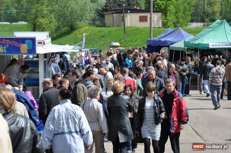 Zdjęcie w galerii na portalu naszraciborz.pl: Tłumy na jarmarku w Chałupkach wiadomości z regionu
