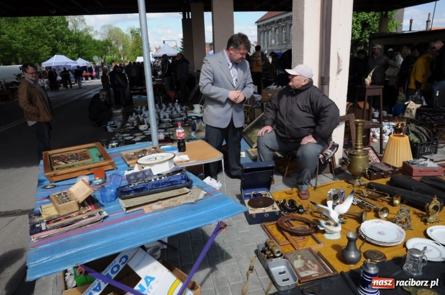 Zdjęcie w galerii na portalu naszraciborz.pl: Tłumy na jarmarku w Chałupkach wiadomości z regionu