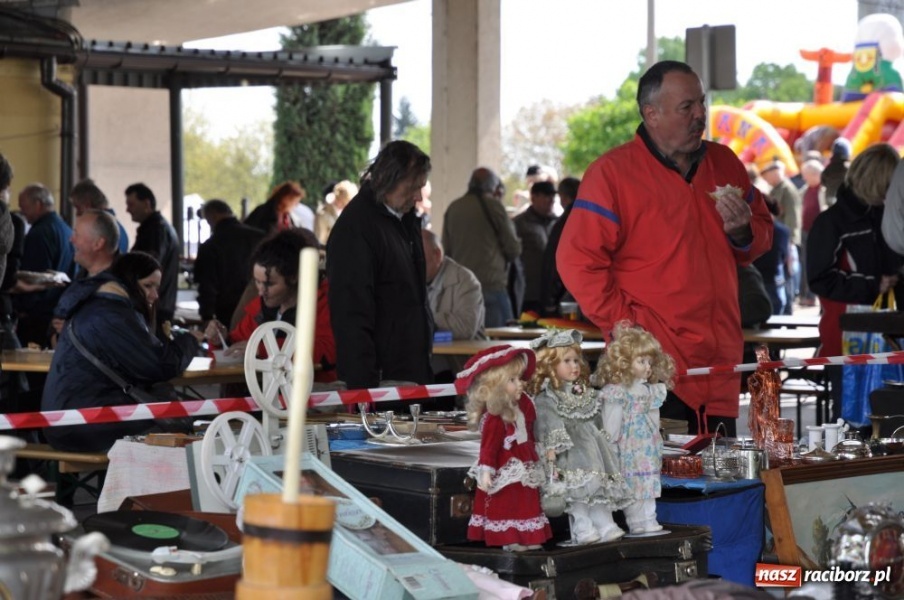Zdjęcie w galerii na portalu naszraciborz.pl: Tłumy na jarmarku w Chałupkach wiadomości z regionu