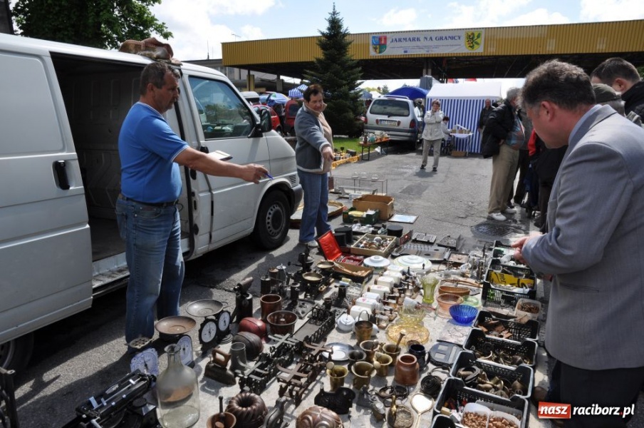Zdjęcie w galerii na portalu naszraciborz.pl: Tłumy na jarmarku w Chałupkach wiadomości z regionu