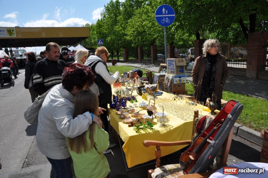 Zdjęcie w galerii na portalu naszraciborz.pl: Tłumy na jarmarku w Chałupkach wiadomości z regionu