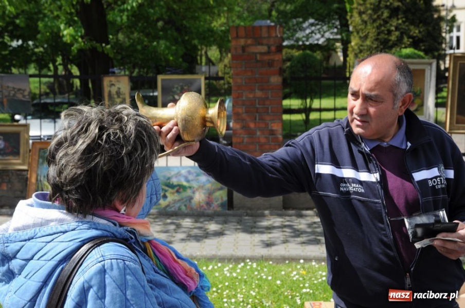 Zdjęcie w galerii na portalu naszraciborz.pl: Tłumy na jarmarku w Chałupkach wiadomości z regionu