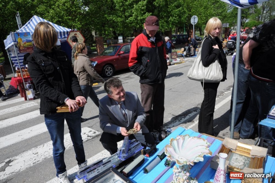 Zdjęcie w galerii na portalu naszraciborz.pl: Tłumy na jarmarku w Chałupkach wiadomości z regionu