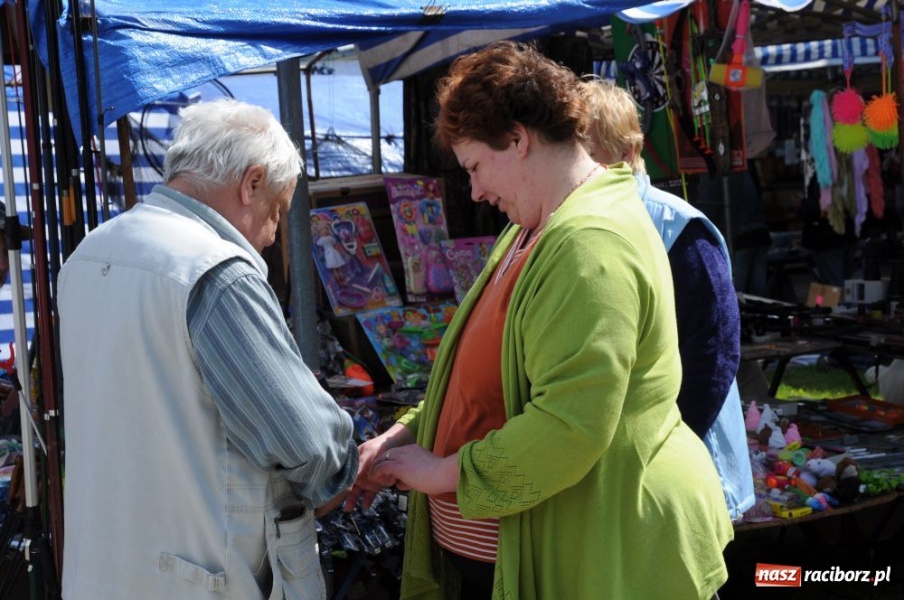 Zdjęcie w galerii na portalu naszraciborz.pl: Tłumy na jarmarku w Chałupkach wiadomości z regionu
