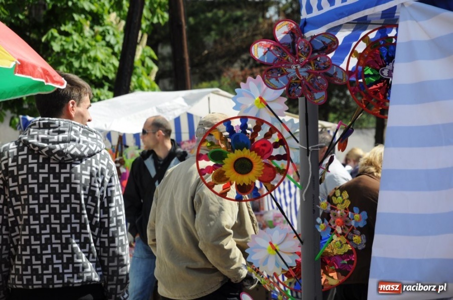 Zdjęcie w galerii na portalu naszraciborz.pl: Tłumy na jarmarku w Chałupkach wiadomości z regionu