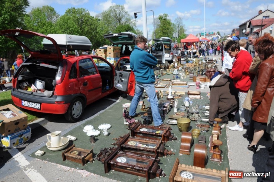 Zdjęcie w galerii na portalu naszraciborz.pl: Tłumy na jarmarku w Chałupkach wiadomości z regionu