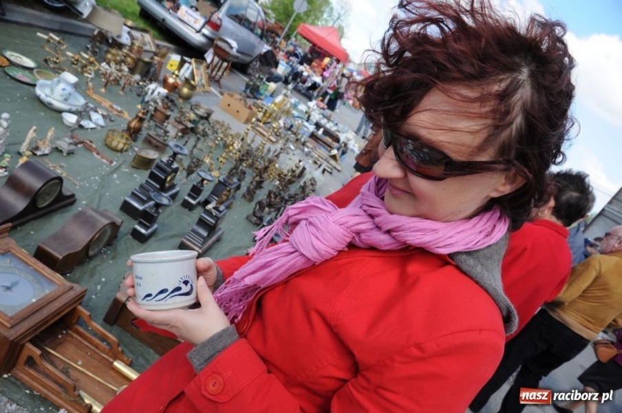 Zdjęcie w galerii na portalu naszraciborz.pl: Tłumy na jarmarku w Chałupkach wiadomości z regionu