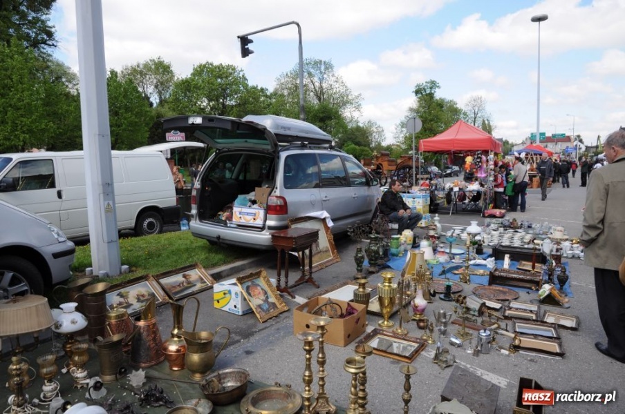 Zdjęcie w galerii na portalu naszraciborz.pl: Tłumy na jarmarku w Chałupkach wiadomości z regionu