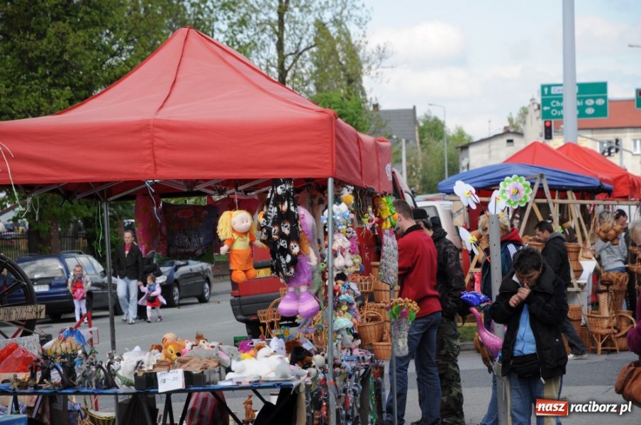 Zdjęcie w galerii na portalu naszraciborz.pl: Tłumy na jarmarku w Chałupkach wiadomości z regionu