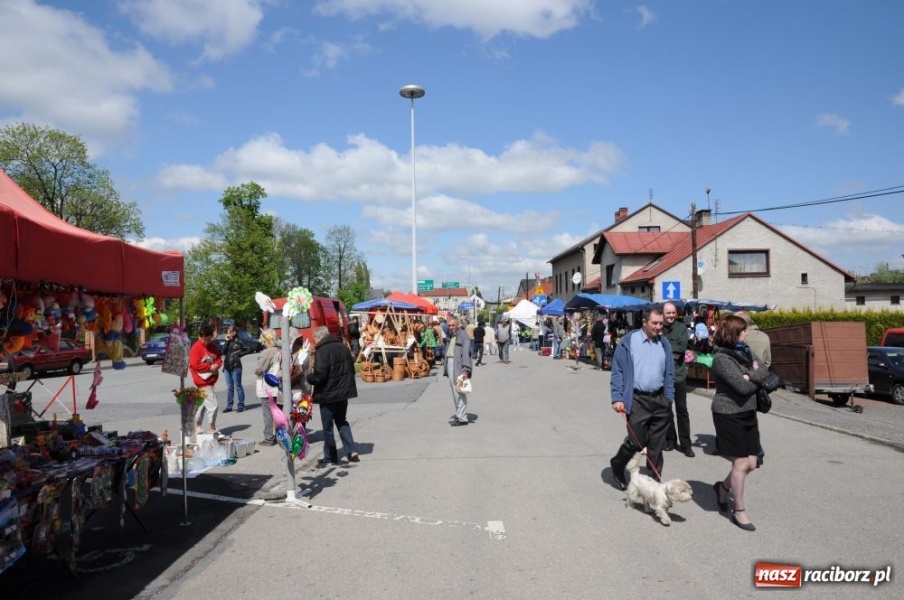 Zdjęcie w galerii na portalu naszraciborz.pl: Tłumy na jarmarku w Chałupkach wiadomości z regionu
