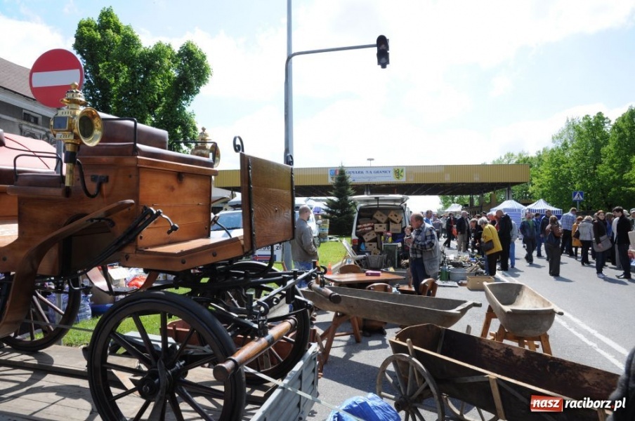 Zdjęcie w galerii na portalu naszraciborz.pl: Tłumy na jarmarku w Chałupkach wiadomości z regionu