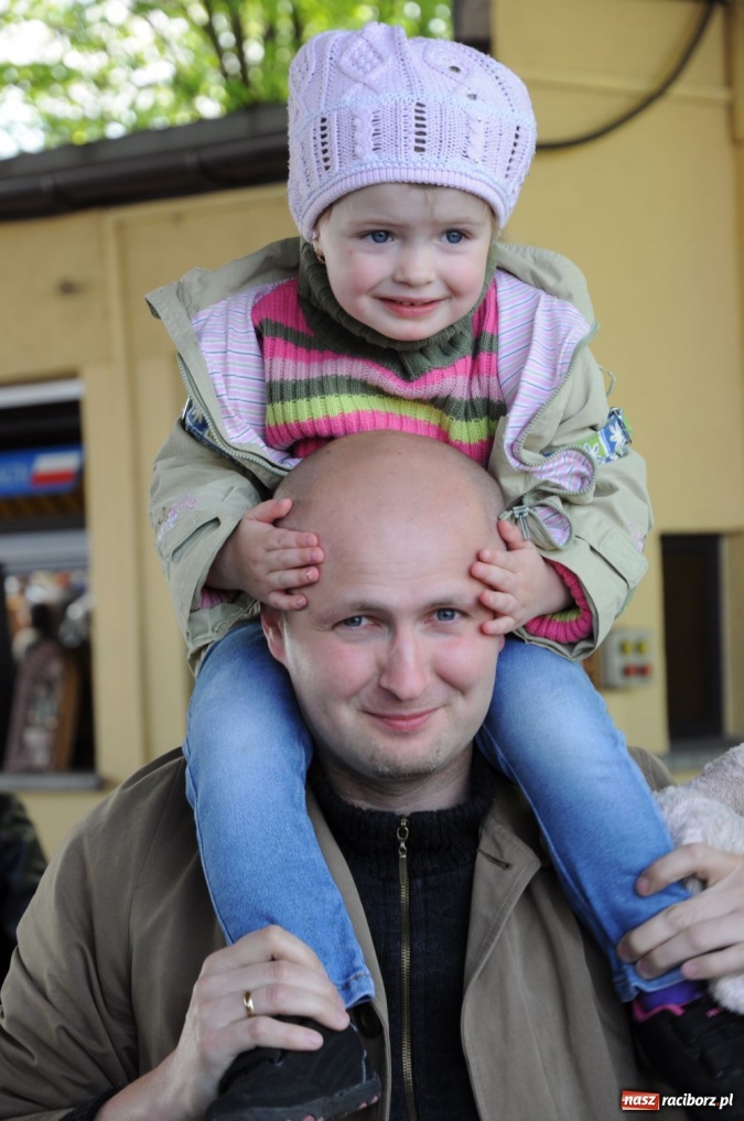 Zdjęcie w galerii na portalu naszraciborz.pl: Tłumy na jarmarku w Chałupkach wiadomości z regionu