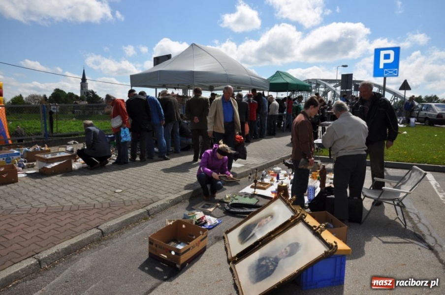 Zdjęcie w galerii na portalu naszraciborz.pl: Tłumy na jarmarku w Chałupkach wiadomości z regionu