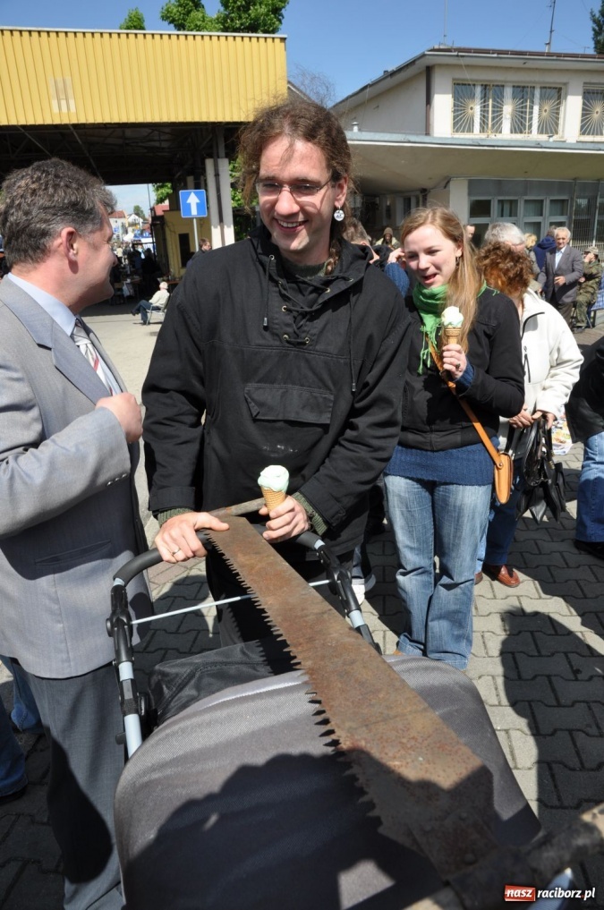 Zdjęcie w galerii na portalu naszraciborz.pl: Tłumy na jarmarku w Chałupkach wiadomości z regionu