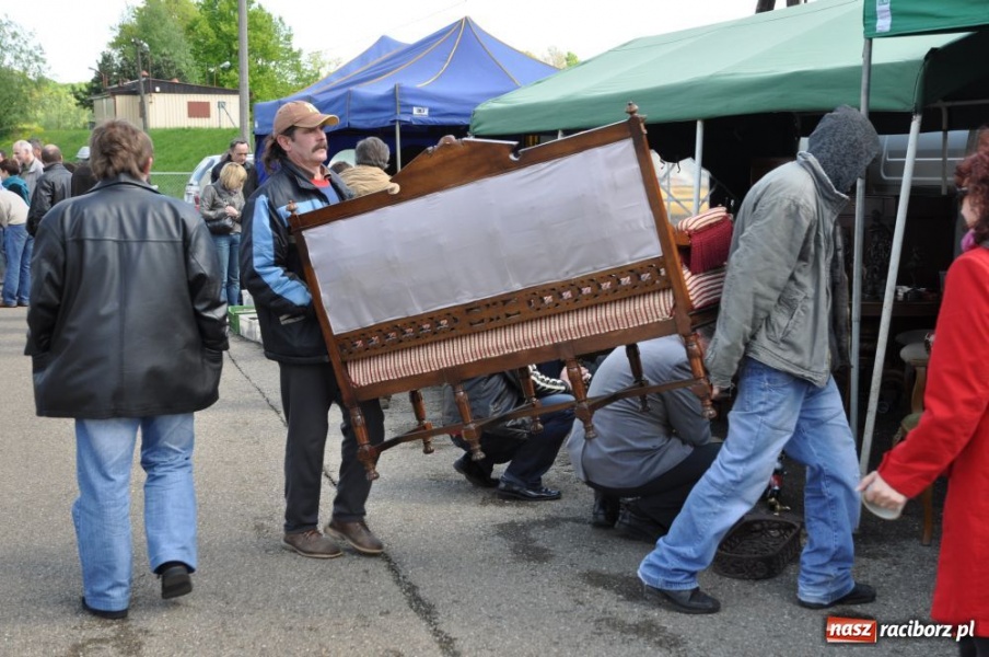 Zdjęcie w galerii na portalu naszraciborz.pl: Tłumy na jarmarku w Chałupkach wiadomości z regionu