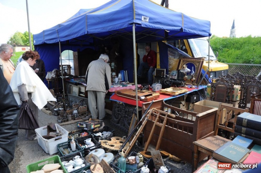Zdjęcie w galerii na portalu naszraciborz.pl: Tłumy na jarmarku w Chałupkach wiadomości z regionu