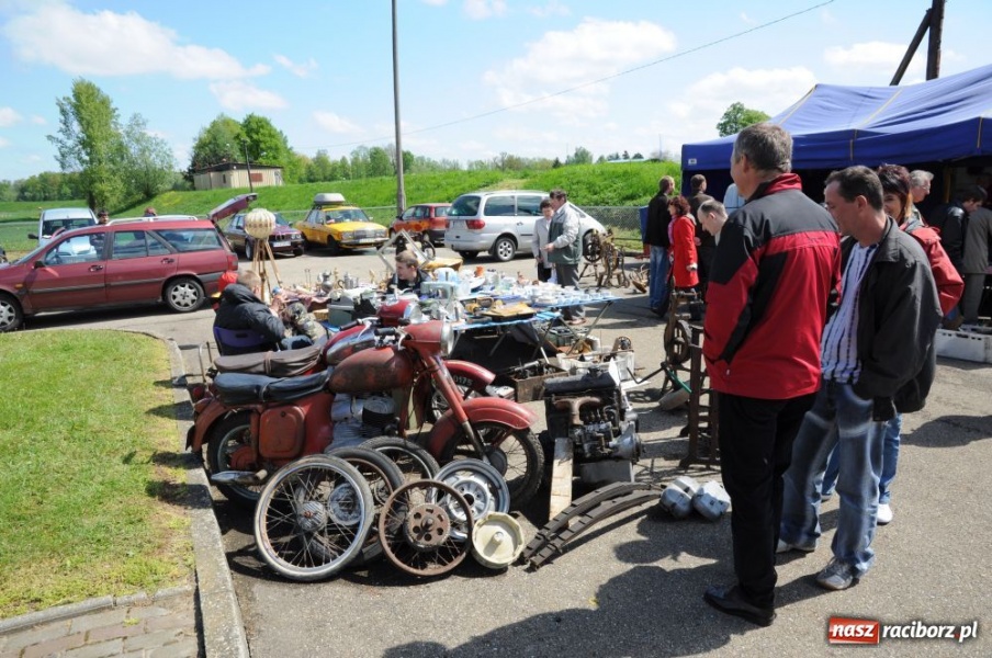 Zdjęcie w galerii na portalu naszraciborz.pl: Tłumy na jarmarku w Chałupkach wiadomości z regionu