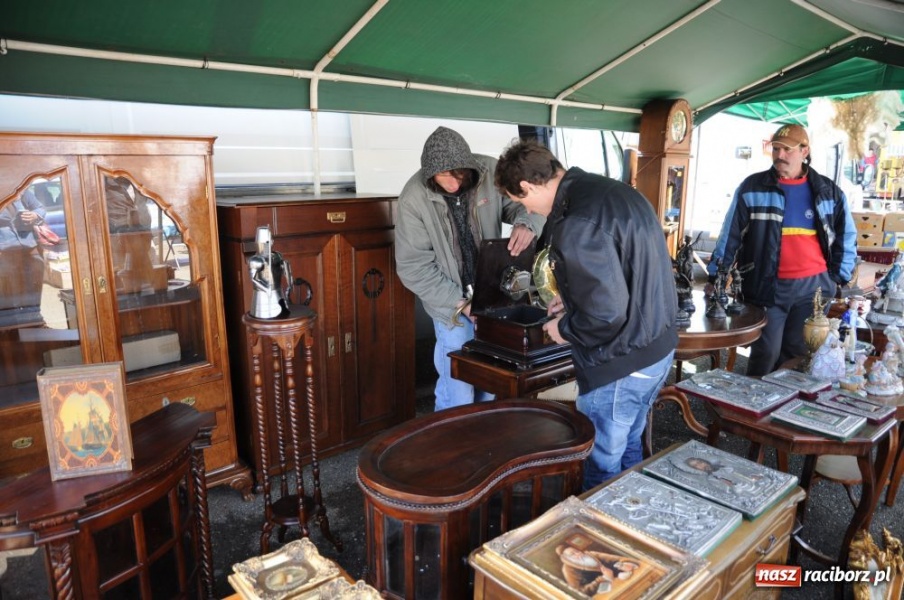 Zdjęcie w galerii na portalu naszraciborz.pl: Tłumy na jarmarku w Chałupkach wiadomości z regionu