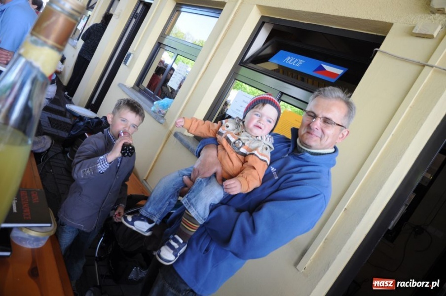 Zdjęcie w galerii na portalu naszraciborz.pl: Tłumy na jarmarku w Chałupkach wiadomości z regionu