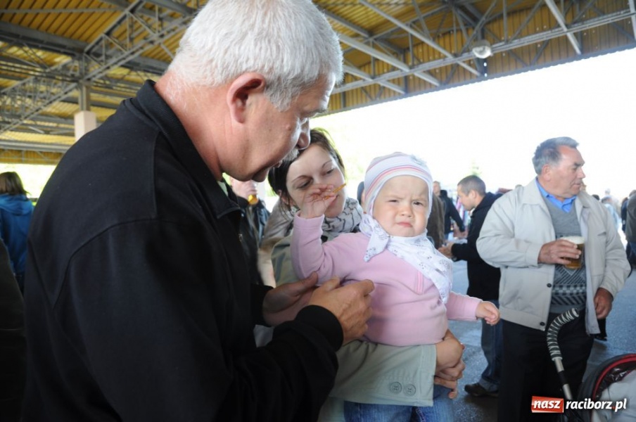 Zdjęcie w galerii na portalu naszraciborz.pl: Tłumy na jarmarku w Chałupkach wiadomości z regionu