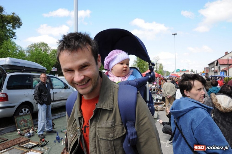 Zdjęcie w galerii na portalu naszraciborz.pl: Tłumy na jarmarku w Chałupkach wiadomości z regionu