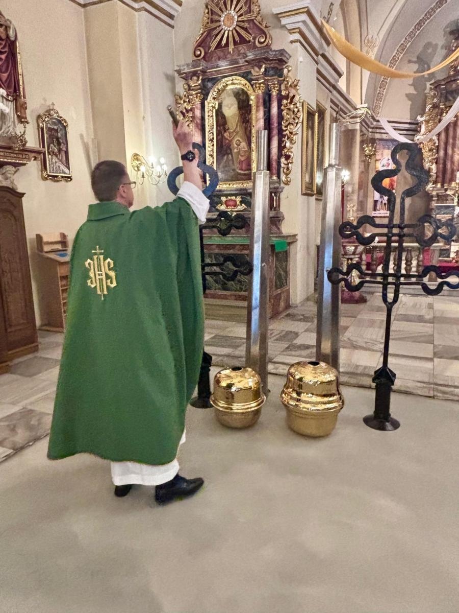 Zdjęcie w galerii na portalu naszraciborz.pl: Powrót na szczyt: krzyże i kapsuła czasu znów na wieżach kościoła Matki Bożej wiadomości z regionu