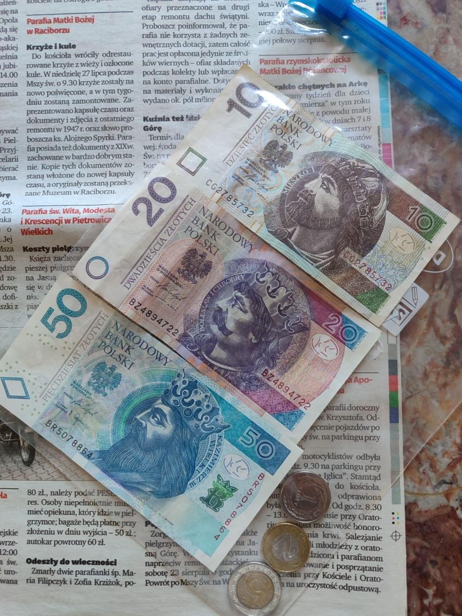 Zdjęcie w galerii na portalu naszraciborz.pl: Powrót na szczyt: krzyże i kapsuła czasu znów na wieżach kościoła Matki Bożej wiadomości z regionu