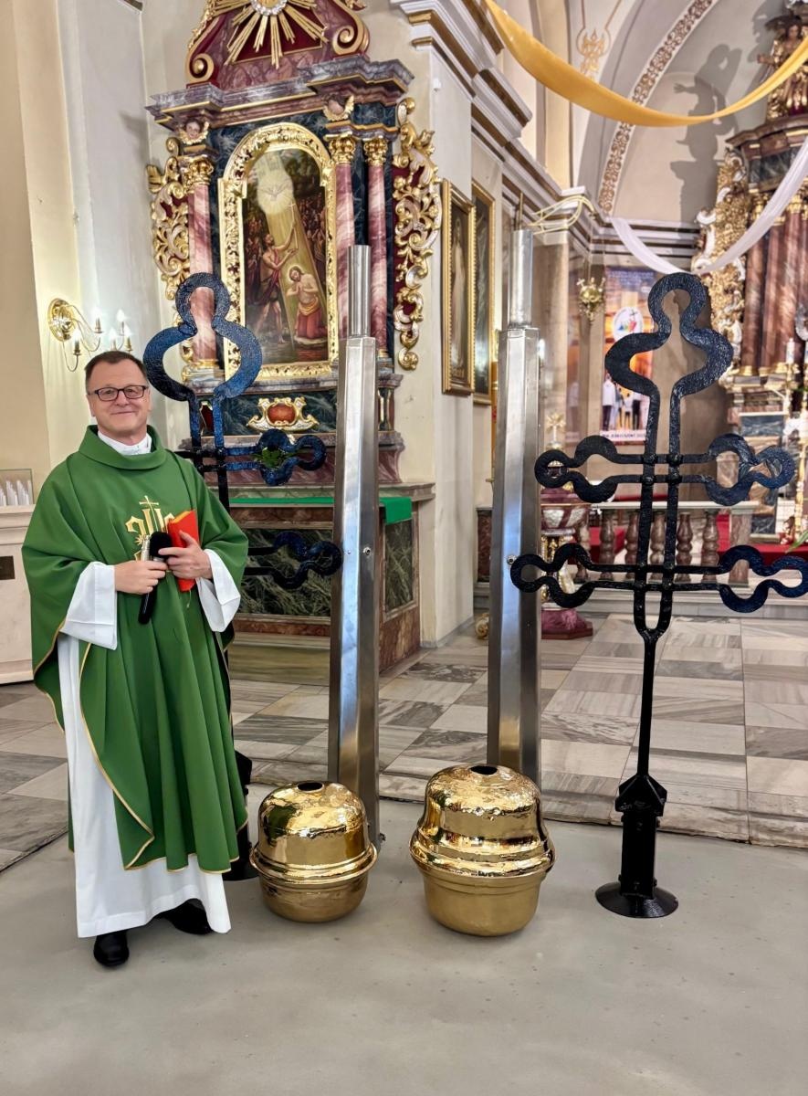 Zdjęcie w galerii na portalu naszraciborz.pl: Powrót na szczyt: krzyże i kapsuła czasu znów na wieżach kościoła Matki Bożej wiadomości z regionu