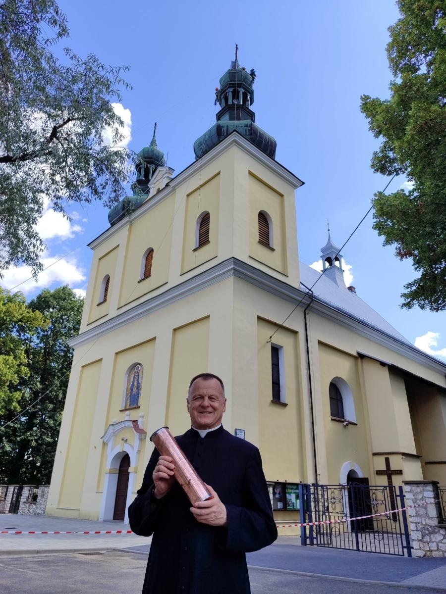Zdjęcie w galerii na portalu naszraciborz.pl: Powrót na szczyt: krzyże i kapsuła czasu znów na wieżach kościoła Matki Bożej wiadomości z regionu