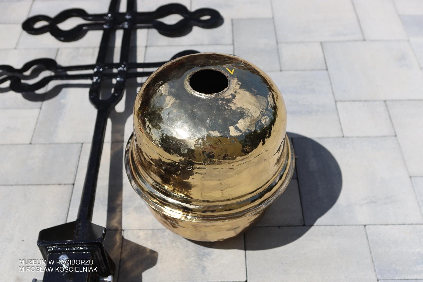 Zdjęcie w galerii na portalu naszraciborz.pl: Powrót na szczyt: krzyże i kapsuła czasu znów na wieżach kościoła Matki Bożej wiadomości z regionu