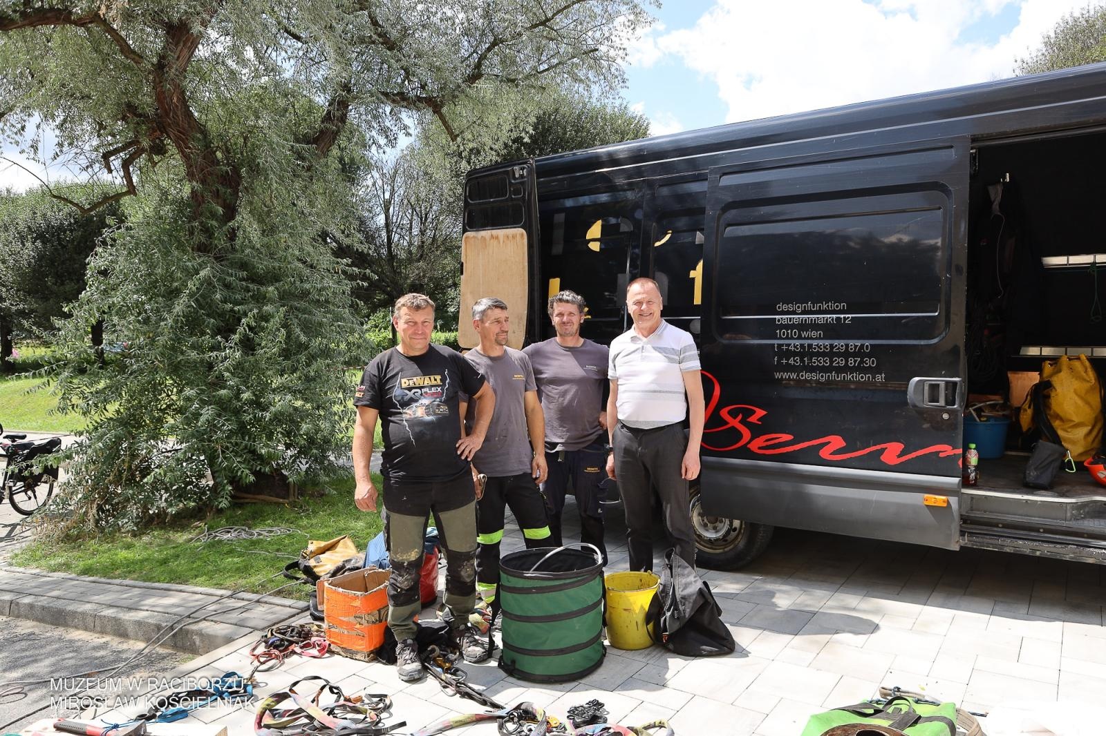 Zdjęcie w galerii na portalu naszraciborz.pl: Powrót na szczyt: krzyże i kapsuła czasu znów na wieżach kościoła Matki Bożej wiadomości z regionu