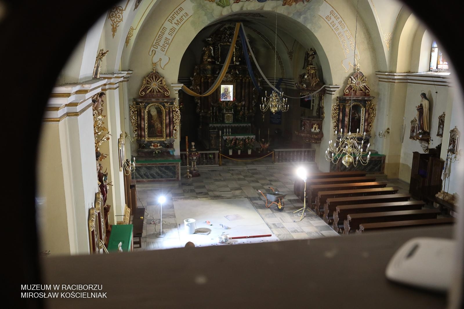 Zdjęcie w galerii na portalu naszraciborz.pl: Powrót na szczyt: krzyże i kapsuła czasu znów na wieżach kościoła Matki Bożej wiadomości z regionu