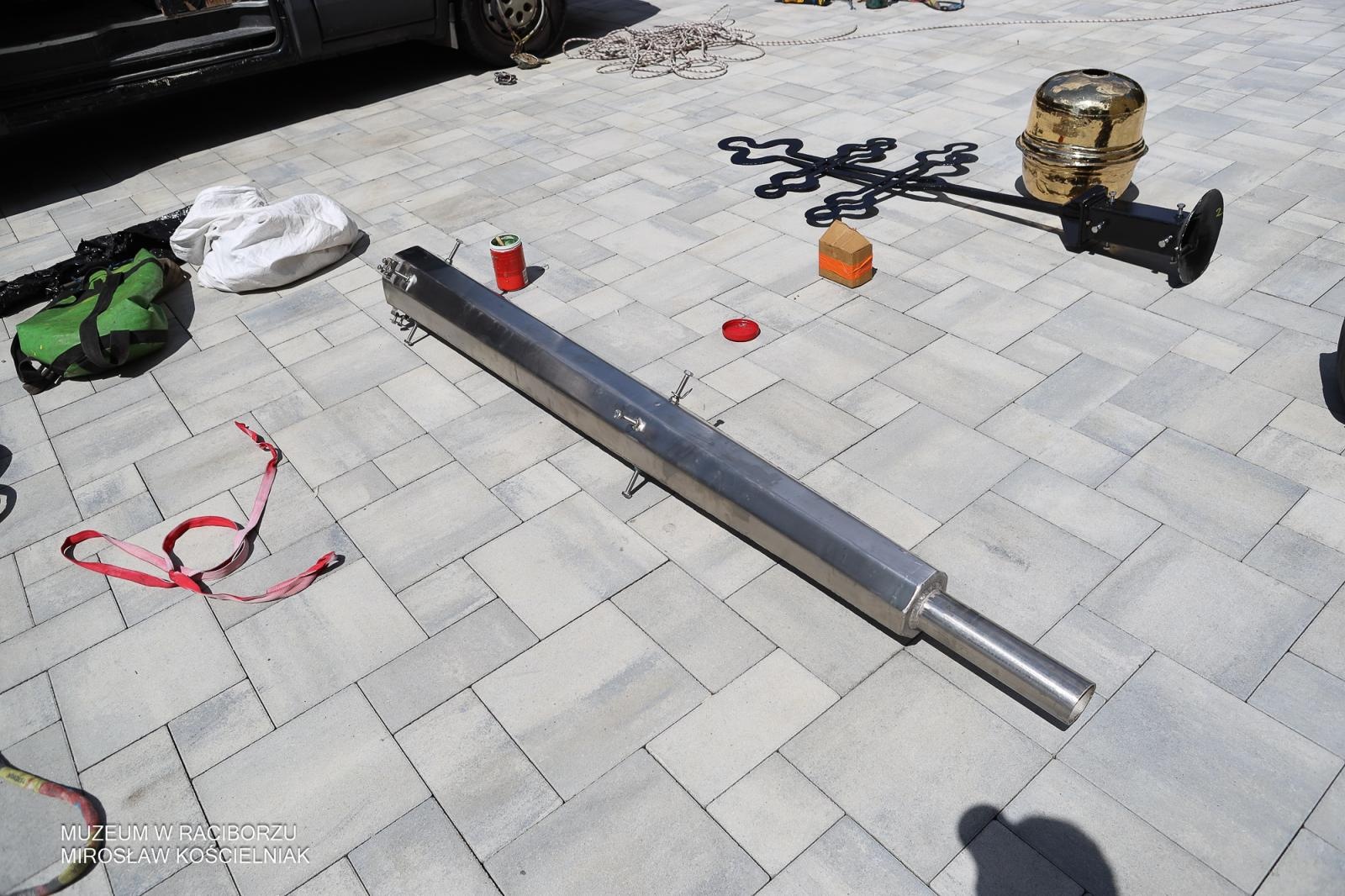 Zdjęcie w galerii na portalu naszraciborz.pl: Powrót na szczyt: krzyże i kapsuła czasu znów na wieżach kościoła Matki Bożej wiadomości z regionu