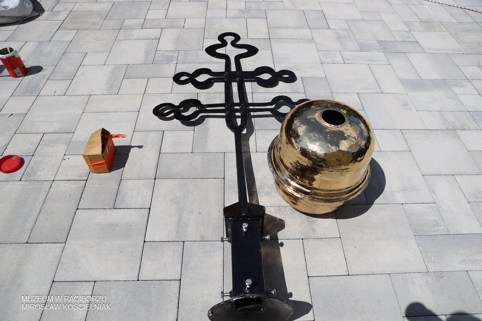 Zdjęcie w galerii na portalu naszraciborz.pl: Powrót na szczyt: krzyże i kapsuła czasu znów na wieżach kościoła Matki Bożej wiadomości z regionu