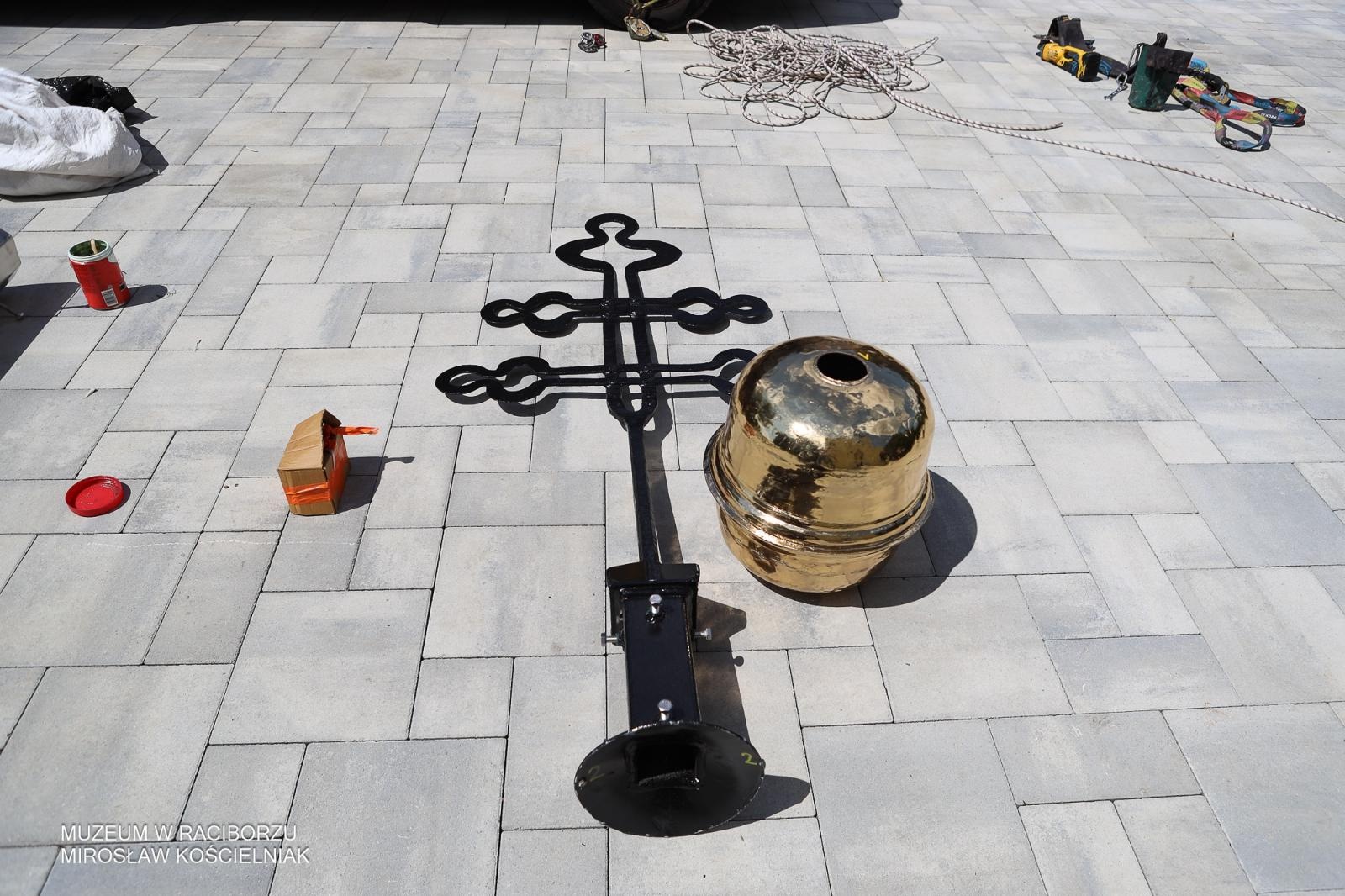 Zdjęcie w galerii na portalu naszraciborz.pl: Powrót na szczyt: krzyże i kapsuła czasu znów na wieżach kościoła Matki Bożej wiadomości z regionu