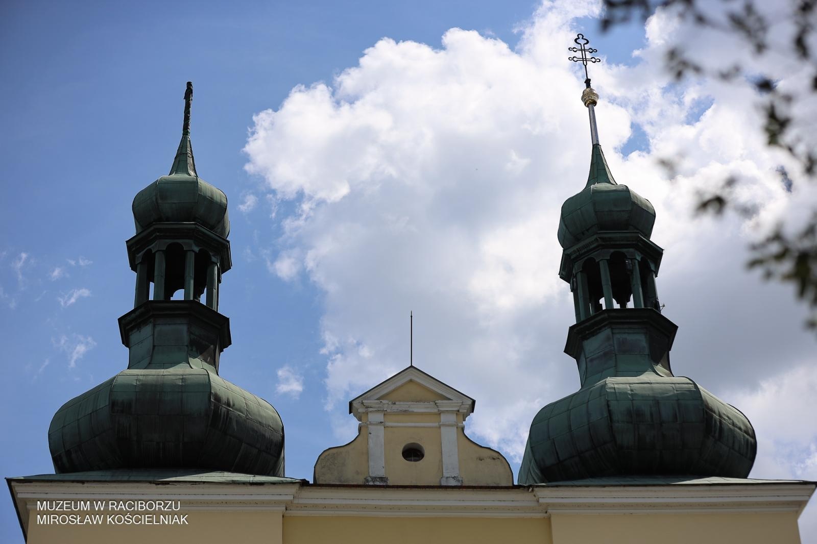 Zdjęcie w galerii na portalu naszraciborz.pl: Powrót na szczyt: krzyże i kapsuła czasu znów na wieżach kościoła Matki Bożej wiadomości z regionu