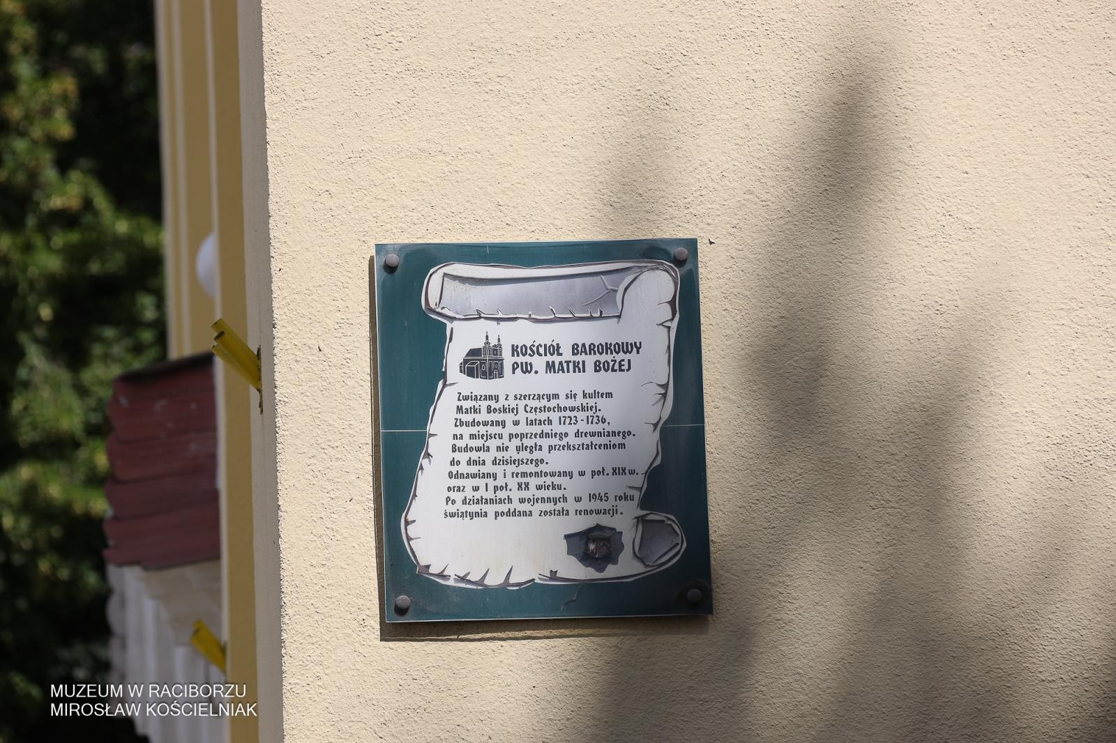 Zdjęcie w galerii na portalu naszraciborz.pl: Powrót na szczyt: krzyże i kapsuła czasu znów na wieżach kościoła Matki Bożej wiadomości z regionu