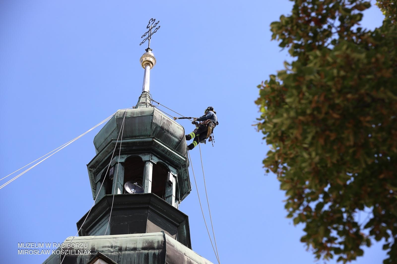 Zdjęcie w galerii na portalu naszraciborz.pl: Powrót na szczyt: krzyże i kapsuła czasu znów na wieżach kościoła Matki Bożej wiadomości z regionu