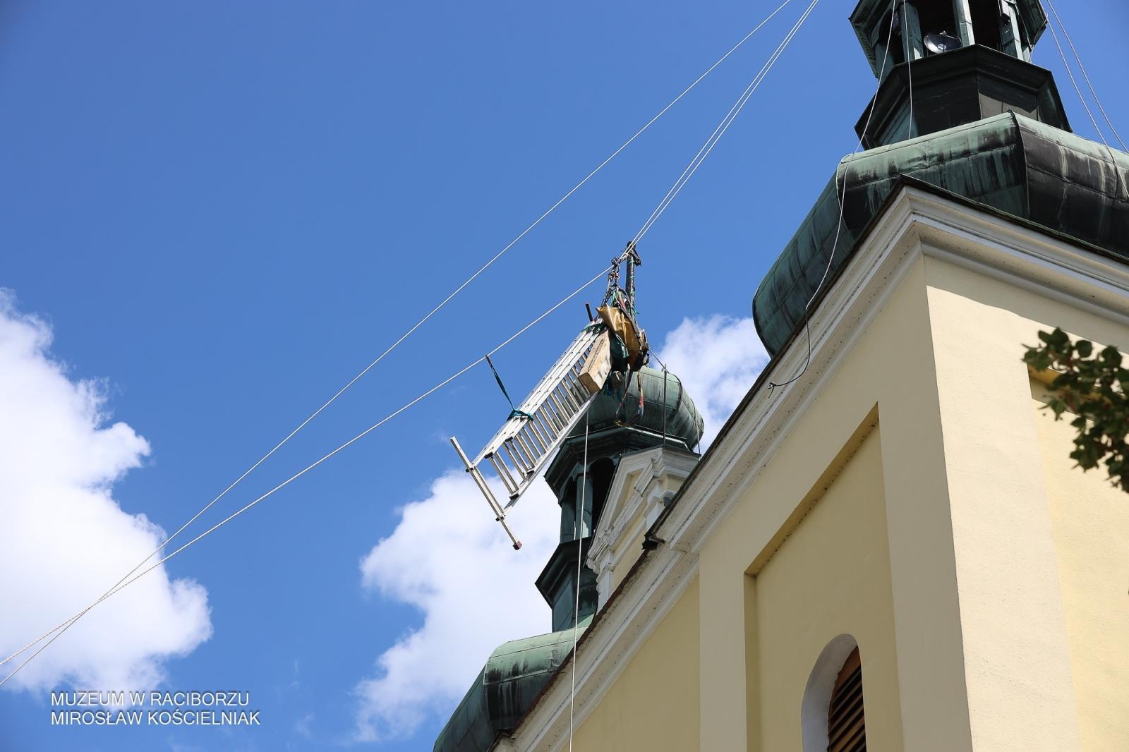 Zdjęcie w galerii na portalu naszraciborz.pl: Powrót na szczyt: krzyże i kapsuła czasu znów na wieżach kościoła Matki Bożej wiadomości z regionu
