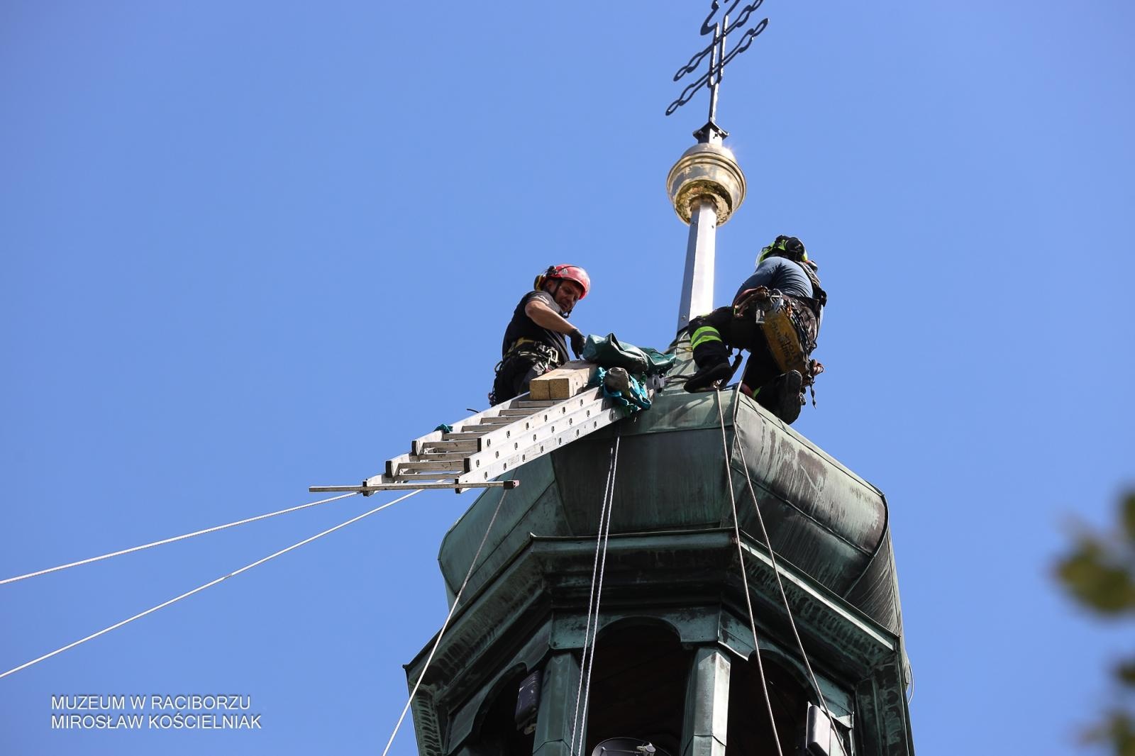 Zdjęcie w galerii na portalu naszraciborz.pl: Powrót na szczyt: krzyże i kapsuła czasu znów na wieżach kościoła Matki Bożej wiadomości z regionu
