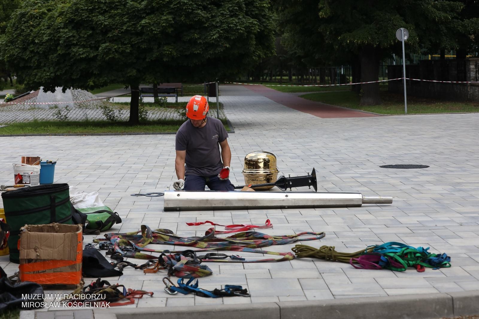 Zdjęcie w galerii na portalu naszraciborz.pl: Powrót na szczyt: krzyże i kapsuła czasu znów na wieżach kościoła Matki Bożej wiadomości z regionu