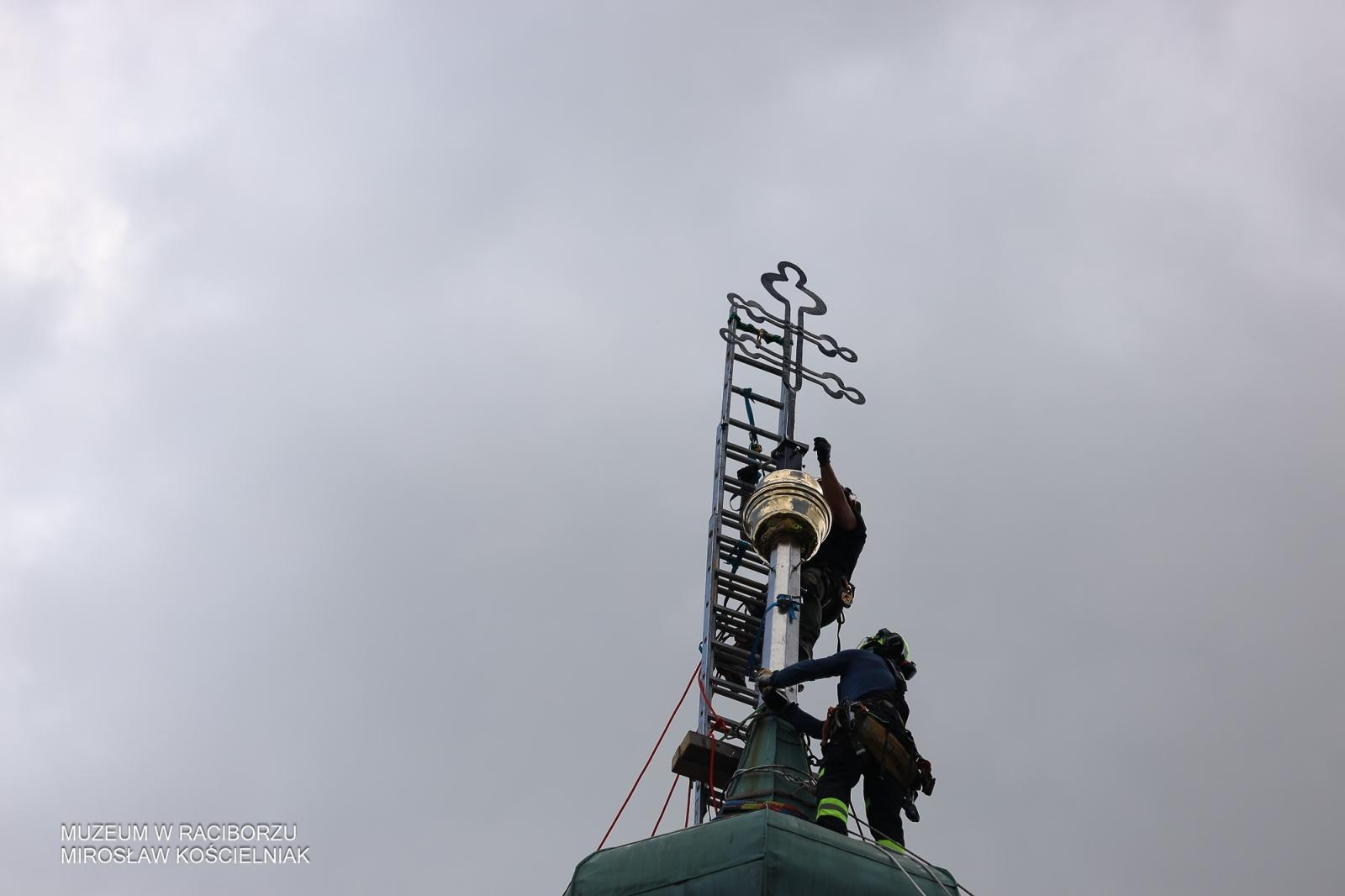 Zdjęcie w galerii na portalu naszraciborz.pl: Powrót na szczyt: krzyże i kapsuła czasu znów na wieżach kościoła Matki Bożej wiadomości z regionu