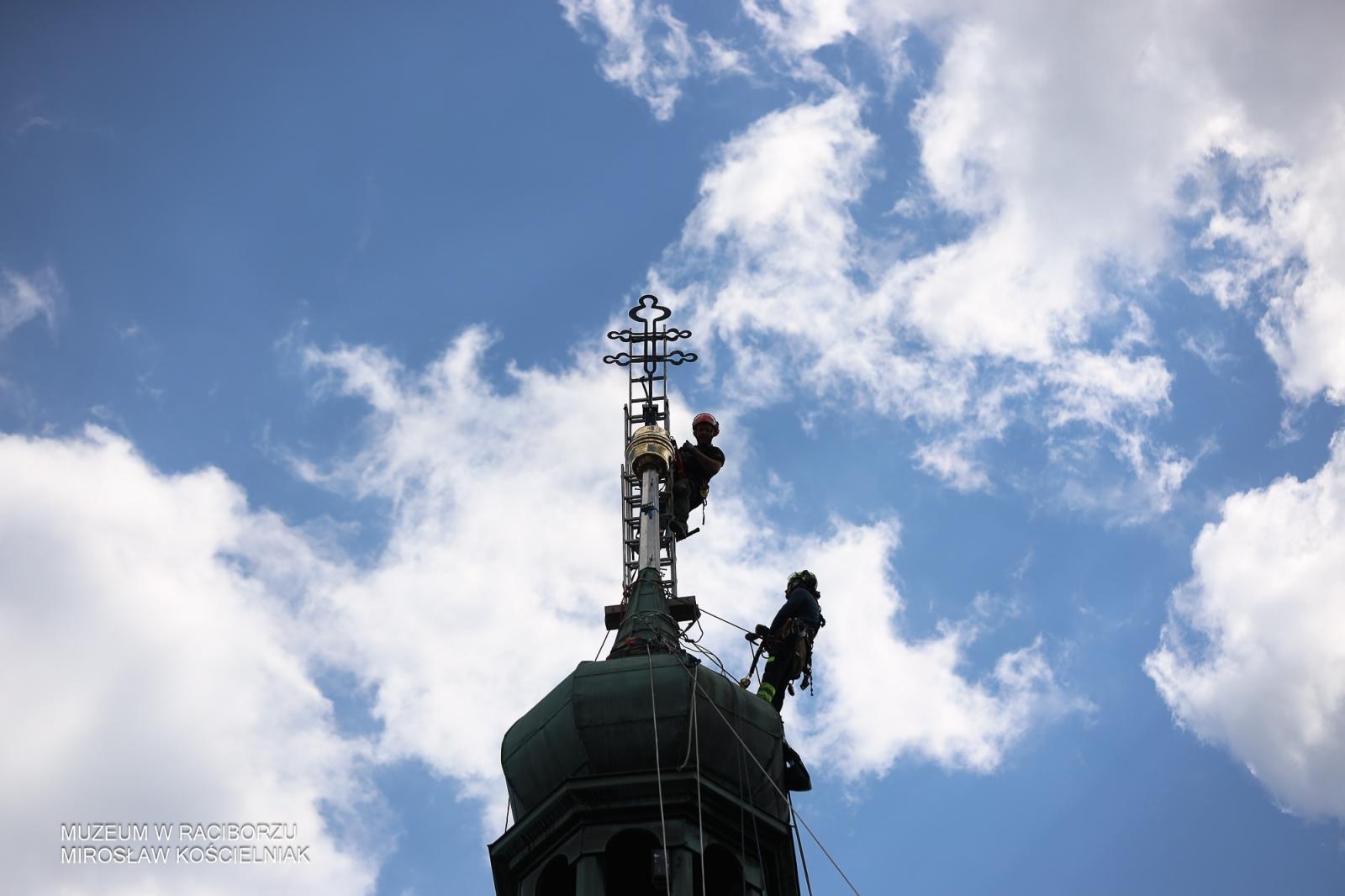 Zdjęcie w galerii na portalu naszraciborz.pl: Powrót na szczyt: krzyże i kapsuła czasu znów na wieżach kościoła Matki Bożej wiadomości z regionu