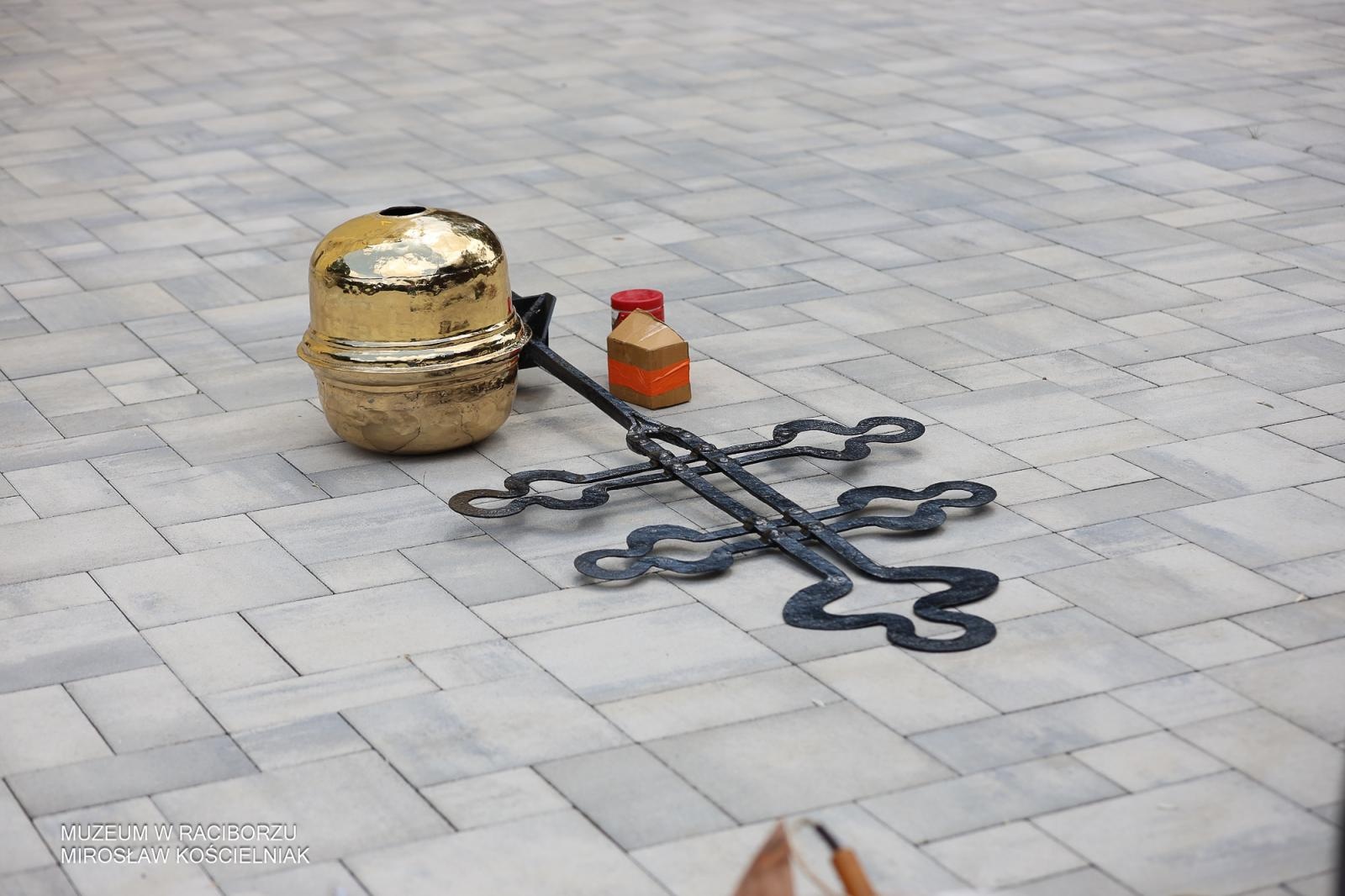 Zdjęcie w galerii na portalu naszraciborz.pl: Powrót na szczyt: krzyże i kapsuła czasu znów na wieżach kościoła Matki Bożej wiadomości z regionu