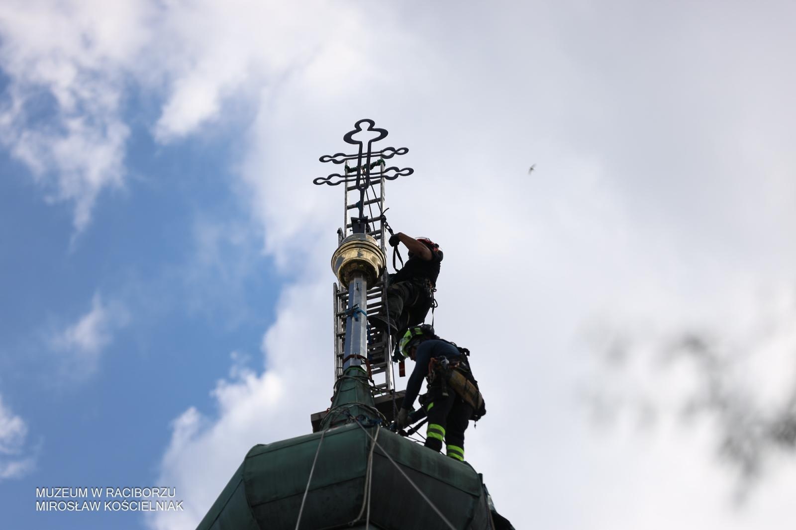 Zdjęcie w galerii na portalu naszraciborz.pl: Powrót na szczyt: krzyże i kapsuła czasu znów na wieżach kościoła Matki Bożej wiadomości z regionu