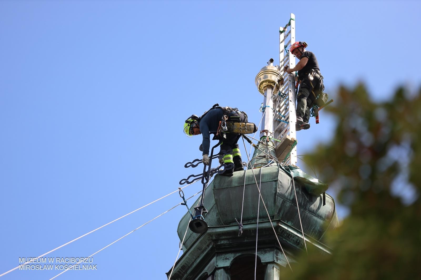Zdjęcie w galerii na portalu naszraciborz.pl: Powrót na szczyt: krzyże i kapsuła czasu znów na wieżach kościoła Matki Bożej wiadomości z regionu
