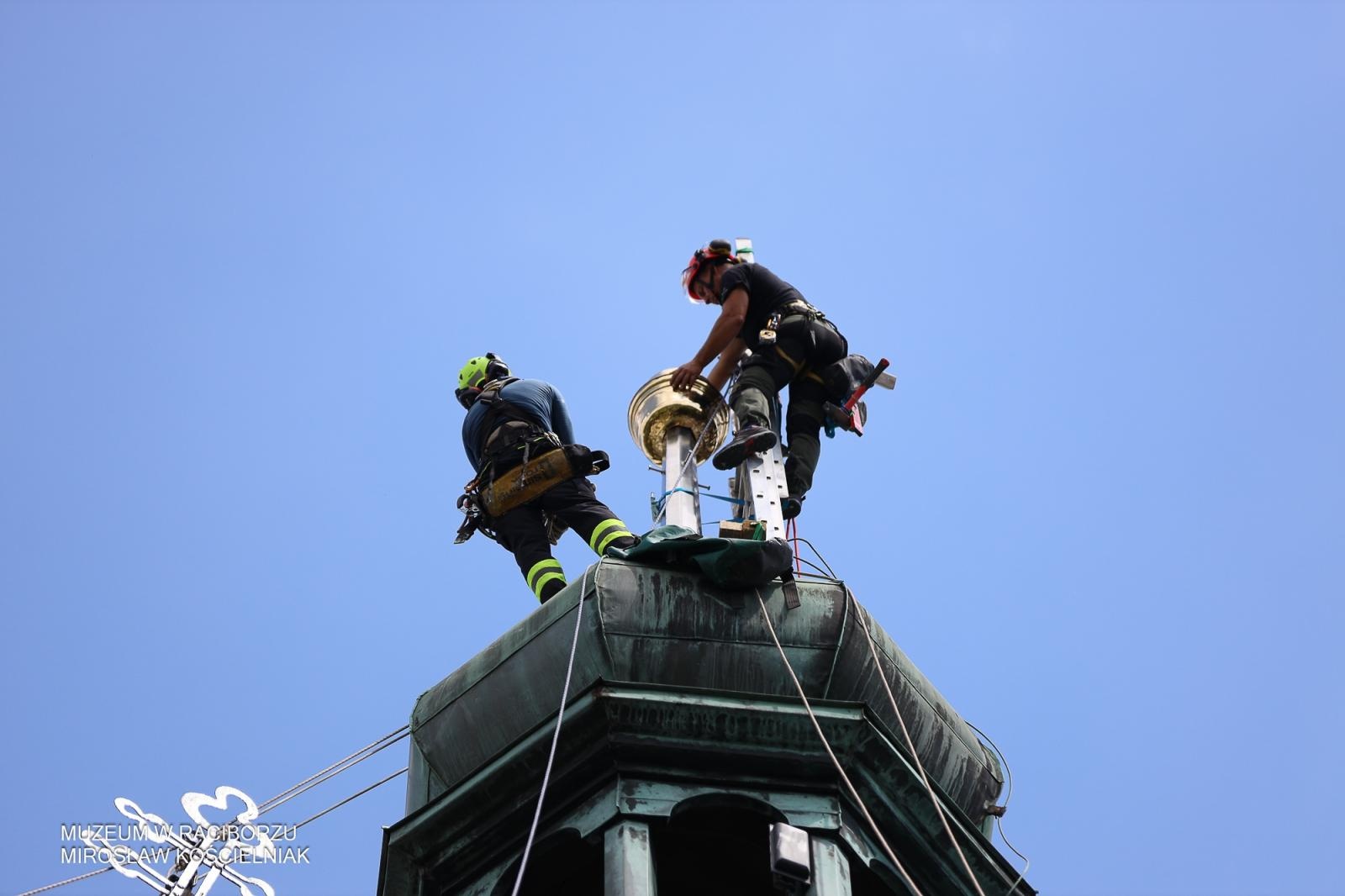 Zdjęcie w galerii na portalu naszraciborz.pl: Powrót na szczyt: krzyże i kapsuła czasu znów na wieżach kościoła Matki Bożej wiadomości z regionu