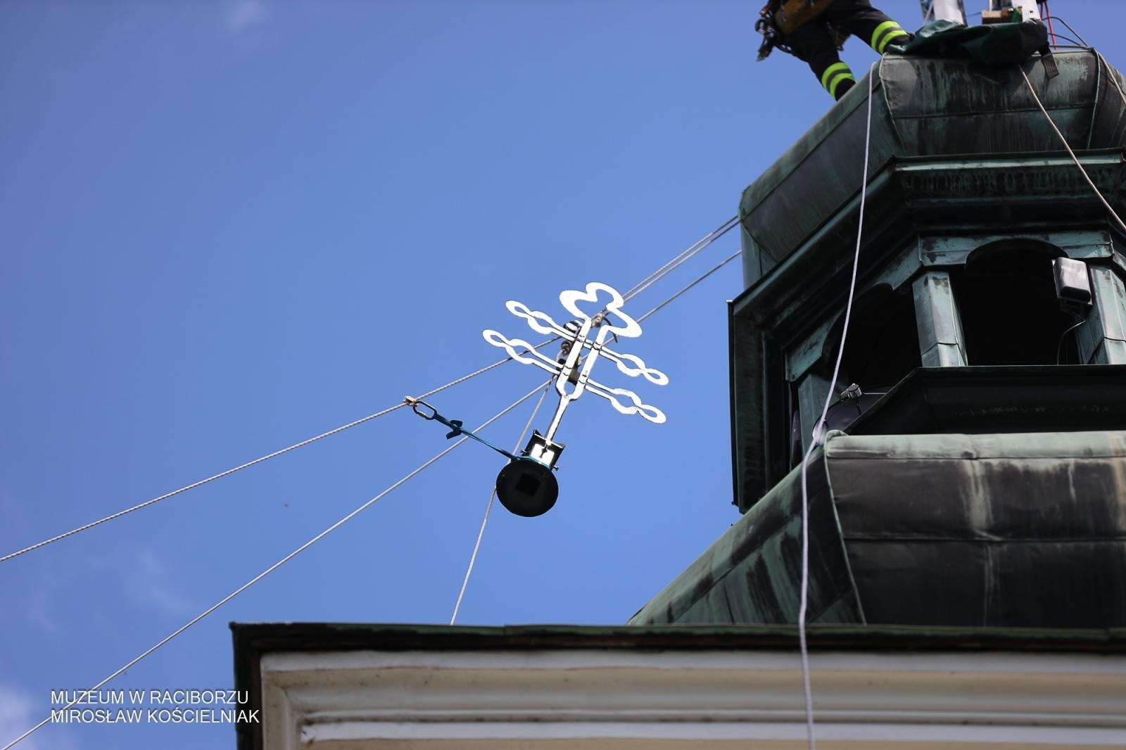 Zdjęcie w galerii na portalu naszraciborz.pl: Powrót na szczyt: krzyże i kapsuła czasu znów na wieżach kościoła Matki Bożej wiadomości z regionu